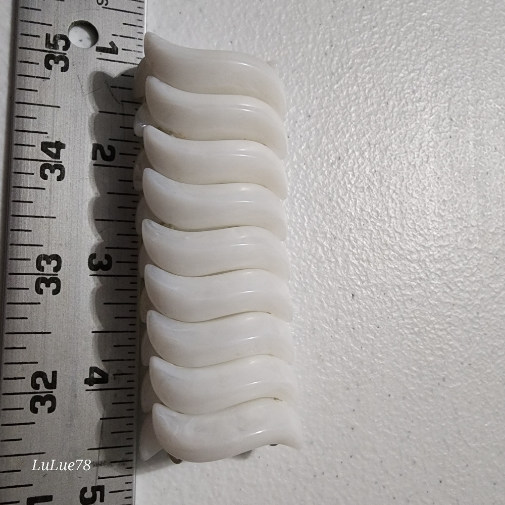 Avon White Stretch Bracelet - Picture 6 of 10